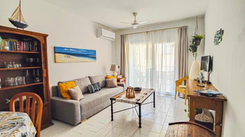 a living room with a couch and a table at Bonito apartamento en playa de la Carihuela in Torremolinos