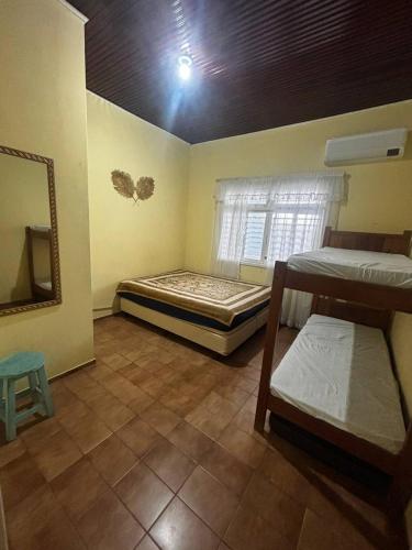 En eller flere senge i et værelse på Atravessou esta na praia