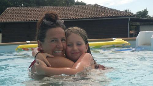 une femme et une fille dans une piscine dans l'établissement Pedro's garden, à Pontenx-les-Forges