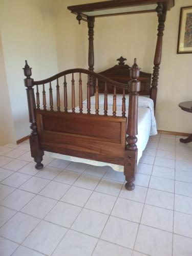 Ein Bett oder Betten in einem Zimmer der Unterkunft Escape to ParakeetHill B&B