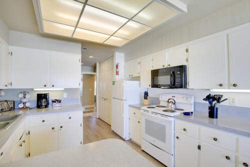 Η κουζίνα ή μικρή κουζίνα στο Oceanfront Oregon Retreat - Pool, Sauna and Patio!
