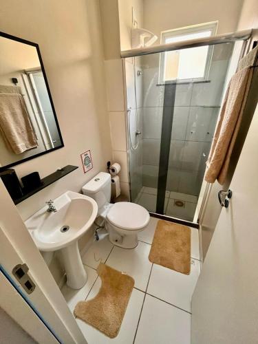 a bathroom with a toilet and a sink and a shower at Apartamento completo em Santarém in Santarém