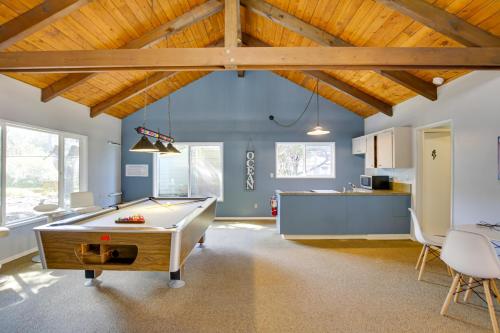 Ένα ή περισσότερα κρεβάτια σε δωμάτιο στο Oceanfront Oregon Retreat - Pool, Sauna and Patio!