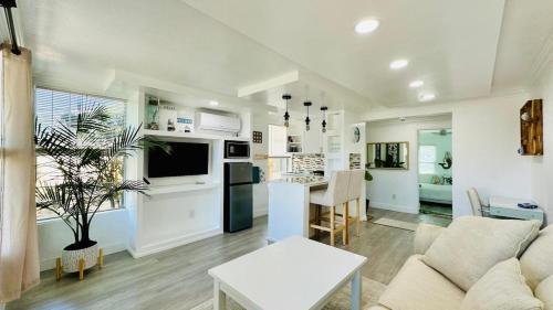 a living room with a couch and a kitchen at Modern 1BR Suite Boutique 5 Miles to Beach in Clearwater