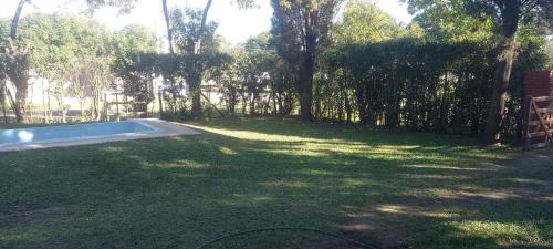 a yard with a fence and a swimming pool at Arroyo seco playa hermosa in Arroyo Seco
