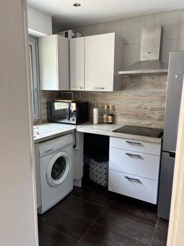 une cuisine avec un lave-linge et un lave-linge dans l'établissement Studio cosy à 400m de la plage - Lumineux et comfortable, à Menton