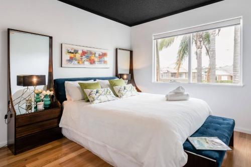 a bedroom with a large bed and a window at Renovated Retro Apartment Near Harbour Front Walks in Sydney