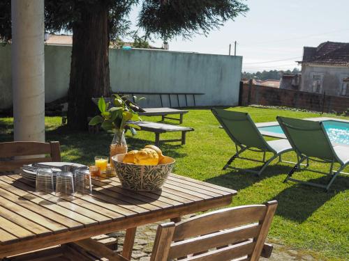a picnic table with a bowl of fruit on it at 12 Casa d'Avó in Albergaria-a-Velha