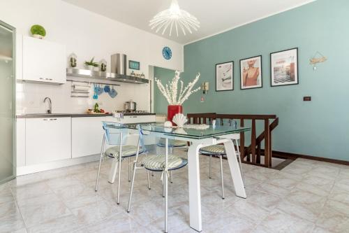 Cà Vivaldi penthouse 5terreparcoにあるキッチンまたは簡易キッチン