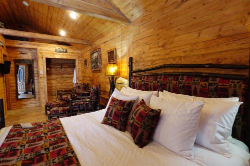 a bedroom with a bed in a log cabin at Moose-AKa's Cabins in Healy