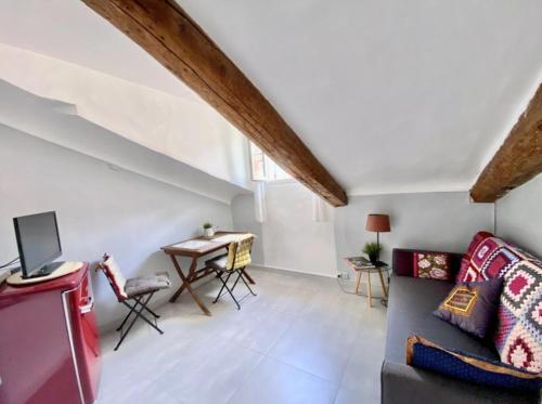 un salon avec un canapé et une table dans l'établissement Nice City Center-Beach Escape, à Nice