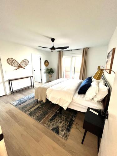 Letto o letti in una camera di Olympic House: 3min from ONP w/ Sauna + Rec room