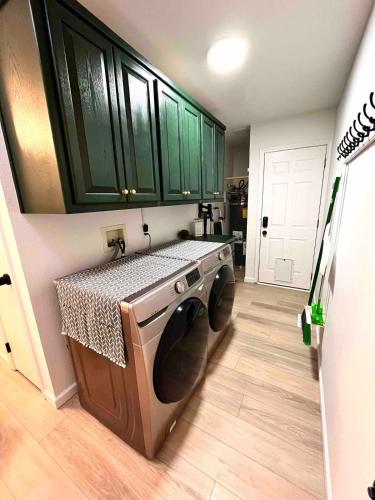 Cucina o angolo cottura di Olympic House: 3min from ONP w/ Sauna + Rec room