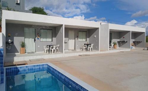 ein Haus mit einem Swimmingpool davor in der Unterkunft Vila Negreiros Serra Negra Casa 1 in Bezerros