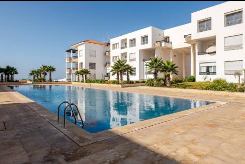 Bazén v ubytování Apartment with pool view, 1 min to beach, private parking nebo v jeho okolí
