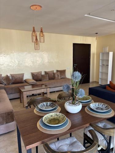 Posezení v ubytování Apartment with pool view, 1 min to beach, private parking