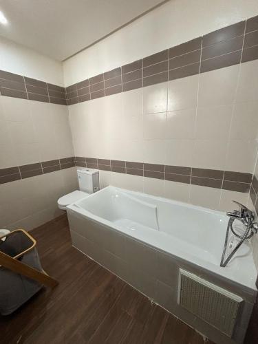 Koupelna v ubytování Apartment with pool view, 1 min to beach, private parking