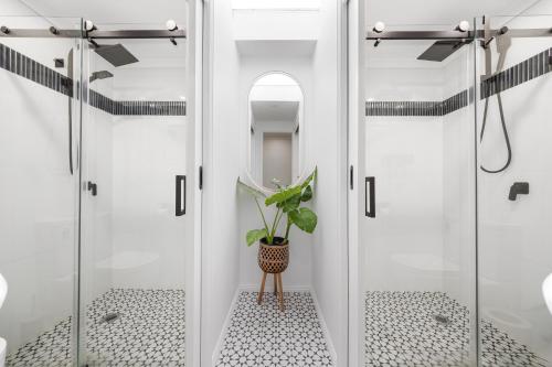 Ένα μπάνιο στο City Oasis Double Houses 6BR5BA ICC by Palm&Vine