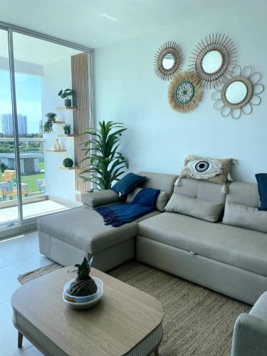 a living room with a couch and a table at Alojamiento Vacacional de Playa in Río Hato