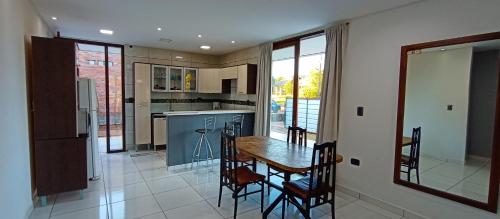 eine Küche und ein Esszimmer mit Tisch und Stühlen in der Unterkunft Casa moderna estilo minimalista muy luminosa in San Javier