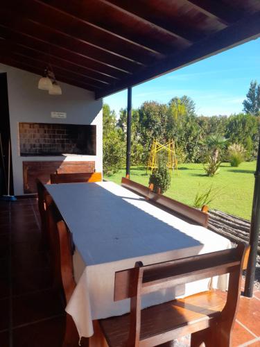 Cama en habitación con vistas a un parque infantil en La casita de Todd, en Todd