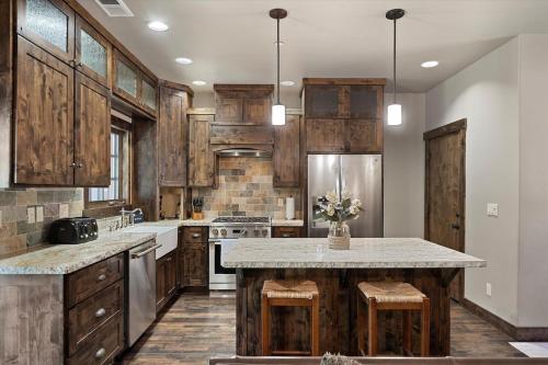 une cuisine avec des placards en bois et un grand îlot dans l'établissement CYH1012 - Hidden Cedar home, à South Lake Tahoe