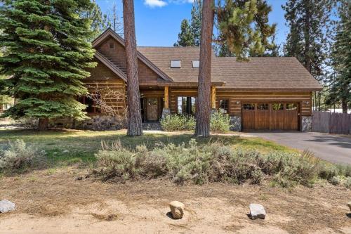 une maison en rondins avec des arbres devant elle dans l'établissement CYH1012 - Hidden Cedar home, à South Lake Tahoe