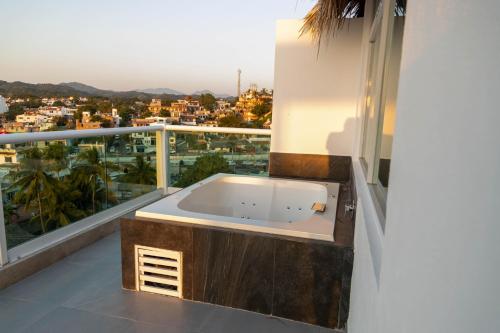 a bath tub sitting on top of a balcony at Vista al mar en Bucerías in Bucerías