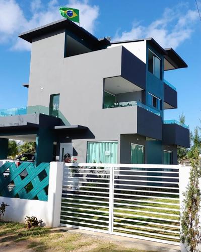 a building with a fence in front of it at Casa Bela Vista in Japaratinga