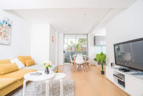 Μια τηλεόραση ή/και κέντρο ψυχαγωγίας στο Beautiful home in Epping free Carpark