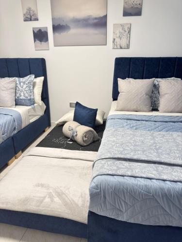 a bedroom with two beds and a couch at Apartamento a 10 minutos del aeropuerto de Bogotá in Bogotá