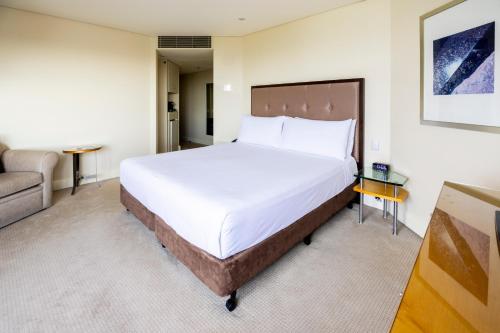 Postel nebo postele na pokoji v ubytování InterContinental Adelaide by IHG
