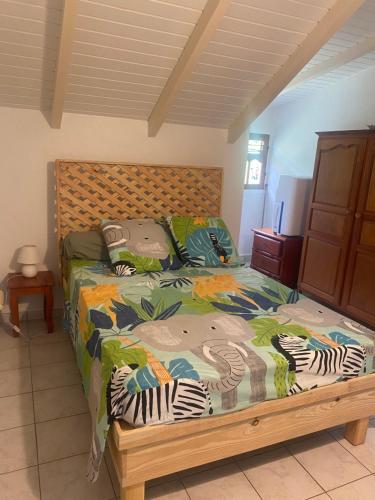 Un dormitorio con una cama con cabecero de madera. en Appartement les Colibris, en Trois-Rivières