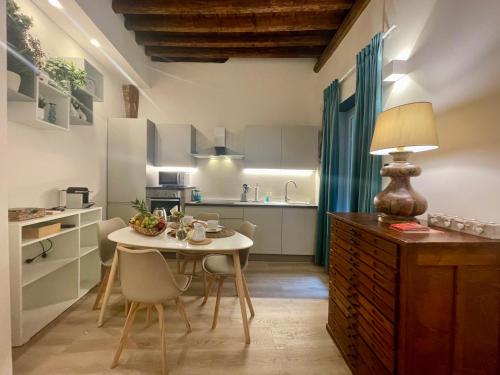Una cocina con una mesa y sillas en una habitación. en Cittadella 3, en Génova