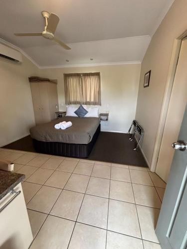 Postel nebo postele na pokoji v ubytování Injune Haven Motel