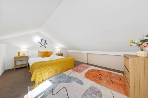 1 dormitorio con cama y manta amarilla en Cozy House near Darling Harbor, en Sídney
