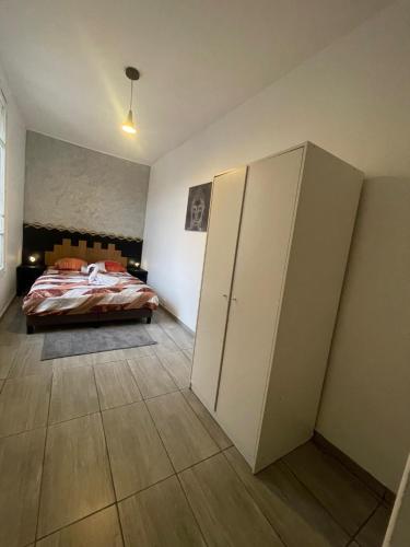 a bedroom with a bed and cabinets in it at spacieux & lumineux 15min paris gare de lyon in Villeneuve-Saint-Georges