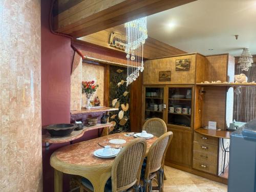 Η κουζίνα ή μικρή κουζίνα στο OSTDONKS HOME Mactan Condo