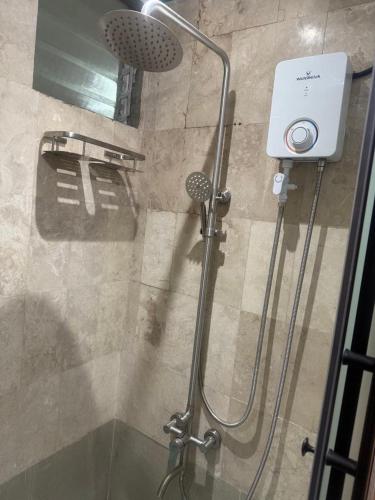 Ένα μπάνιο στο OSTDONKS HOME Mactan Condo