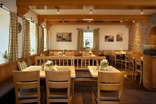 a dining room with a table and chairs at Gasthof Gigl in Neustadt an der Donau
