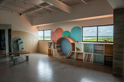a room with a circle painted on the wall at Easy Porto Hotel in Porto De Galinhas