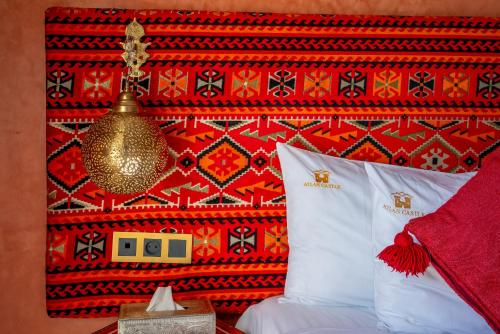 Postel nebo postele na pokoji v ubytování Atlas Castle Marrakech
