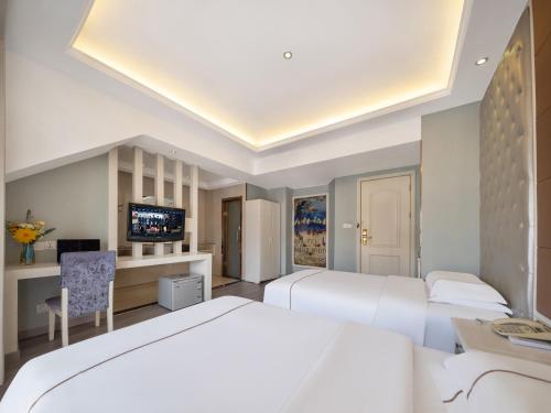 Una cama o camas en una habitación de Yiwu Yunjing Hotel