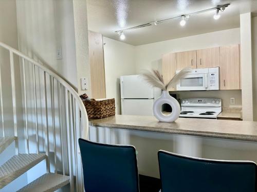Η κουζίνα ή μικρή κουζίνα στο Mid-Town Loft