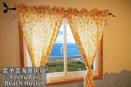 a window with a view of the ocean at Fei Yu Fei Beach Hostel in Lanyu
