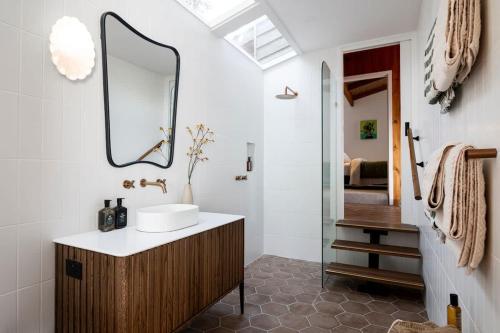 Koupelna v ubytování Coastal Tree House- Short Stroll to Beach