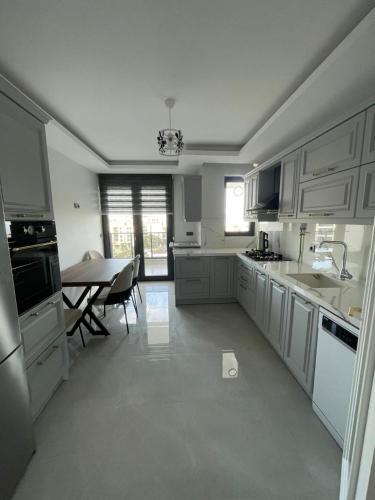 Deniz ve Şehir Manzaralı Lüks Kiralık Daireler