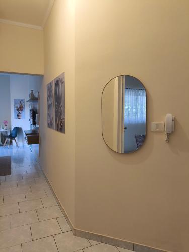 a hallway with a mirror on a wall at CASA OT ESTRELA - Climatização, churrasqueira e piscina in Três Lagoas