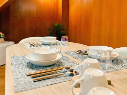 a table with plates and bowls on top of it at 和風の別荘 駅にとても近い 2-14人丨Japanese style villa, very close to Asakusa, 2-14 people in Tokyo