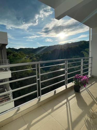 a balcony with a view of the mountains at Apartamento con Piscina y Vista panoramica Anapoima Centro in Anapoima